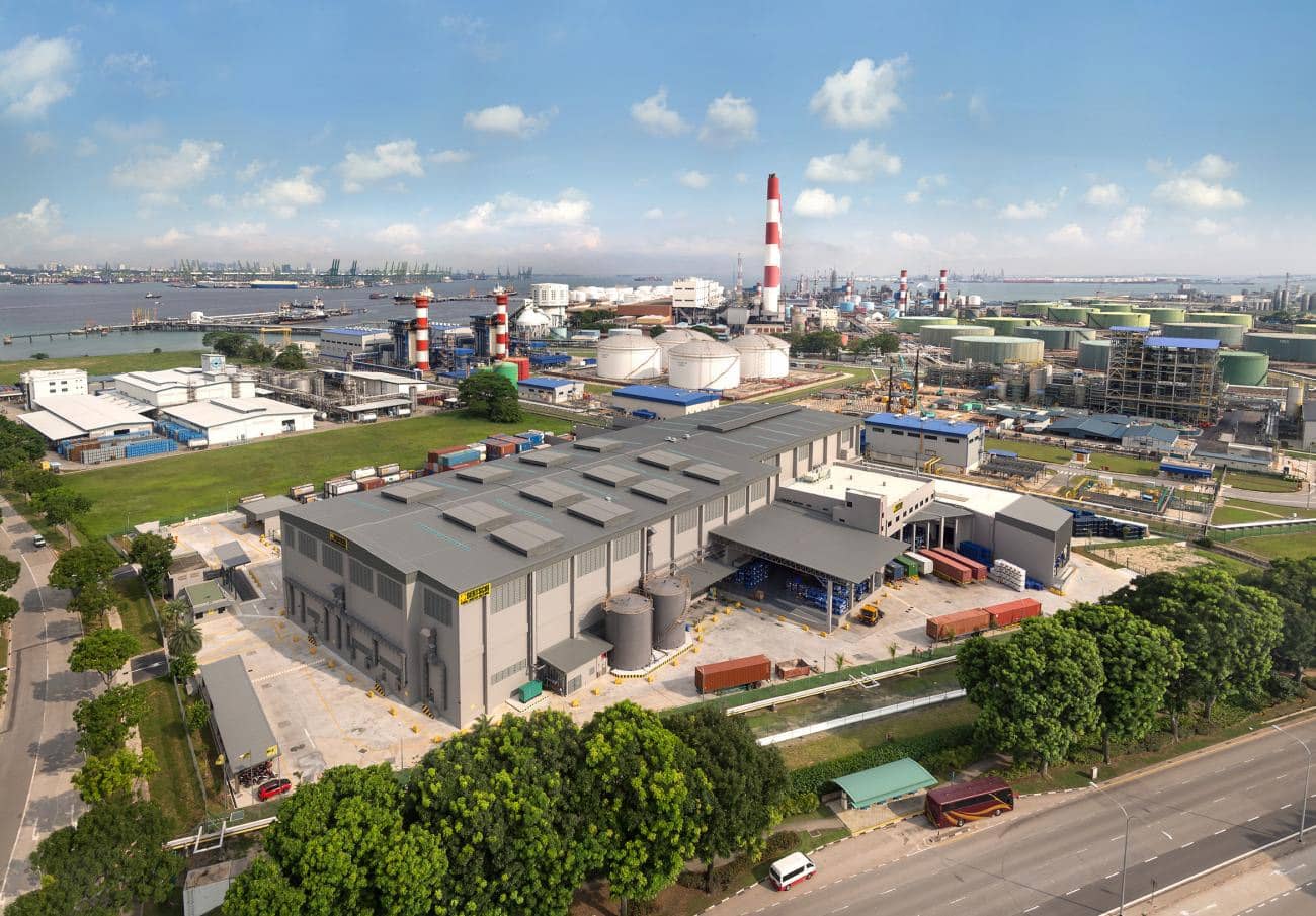 The logistics centre on Jurong Island (Singapore), right in the heart of South East Asia’s largest chemical industry cluster, is opened in 2015. As Bertschi’s first warehousing facility outside Europe it represents a further milestone in the company’s history. From its strategic location, Bertschi offers the chemical industry tank container storage, drum-filling facilities and a high-rack warehouse with space for 25,000 pallets. The facility is certified to handle and store dangerous goods.