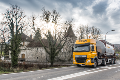 Lkw vor dem Schloss Hallwil (CH)