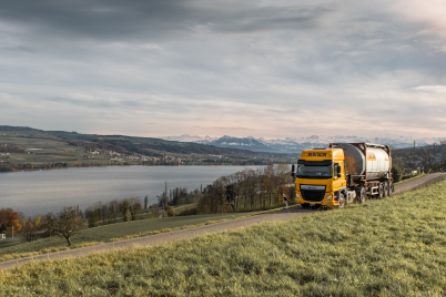 Lkw vor dem Schloss Hallwil (CH)