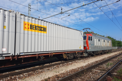 Dry Bulk Container auf einem Eisenbahnwaggon 