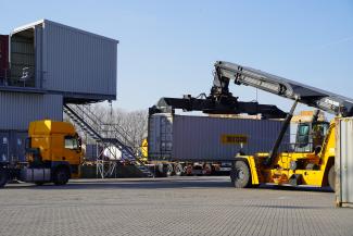 On-Site pictures of truck and reach stacker